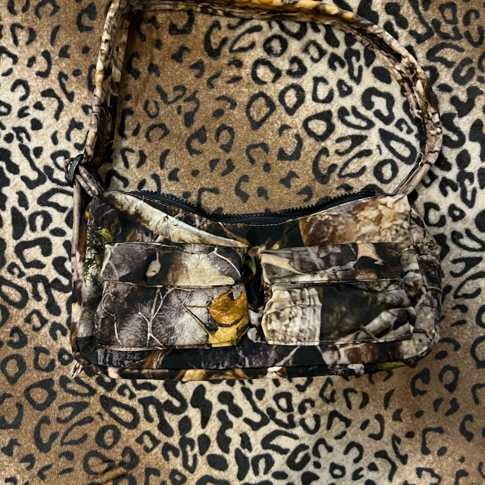 BAGGU Green and Brown Shoulder Bag with Stylish Design